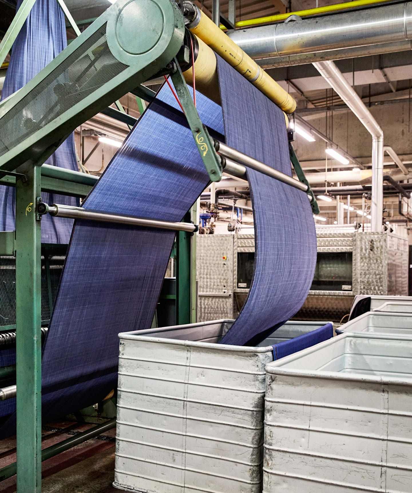  Lavage des fils avant leur tissage pour assurer leur douceur.
